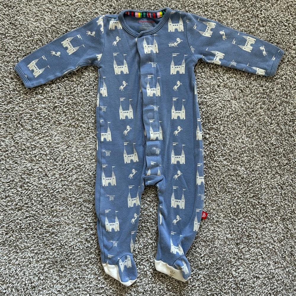 Magnetic me footie, balmoral of the story print, 6-9m, GUC